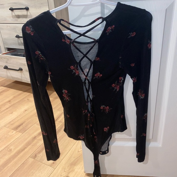 Bodysuit w/ roses 🌹 - Picture 2 of 2